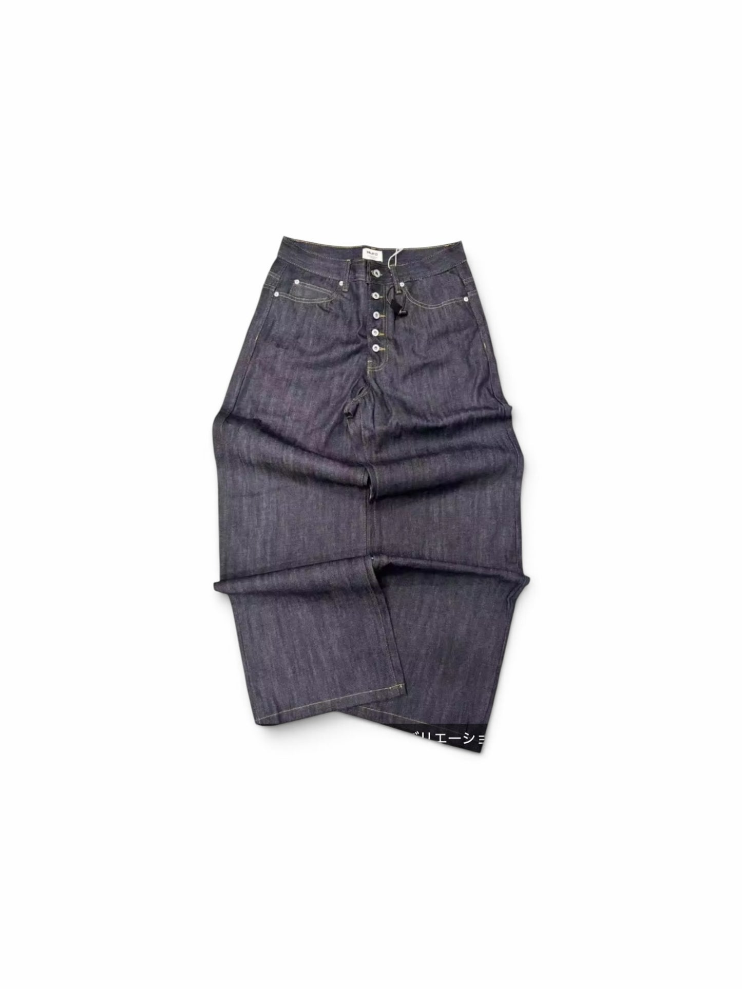 ROKOS UNIONの深みのあるインディゴカラーのワイドレッグデニムパンツ。ボタンフライ仕様の丈夫なデニム素材。